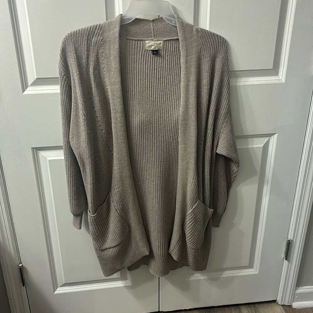 Universal thread cardigan with pockets